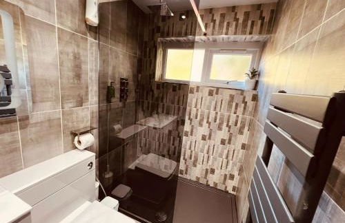 MODERN SUITES -5 Bedroom House- With FREE PARKING Birmingham city - Foto 30