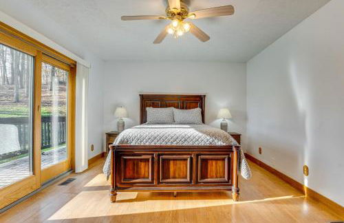 Shady Point Retreat with Hot Tub and Pickleball! - Foto 12