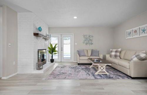 Serenity by the Sea! Cozy pool home with putting green & fire pit! - Foto 6