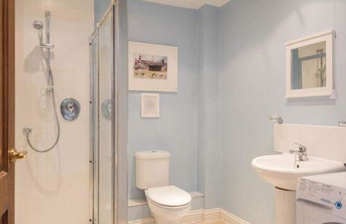 Cosy Beachfront Retreat with Stunning Sea Views and free Parking - Foto 23