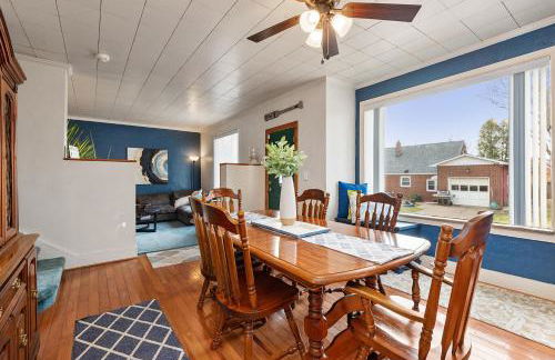 Cheerful 4BR Chalet with Seasonal Pool, Hot Tub - Foto 8