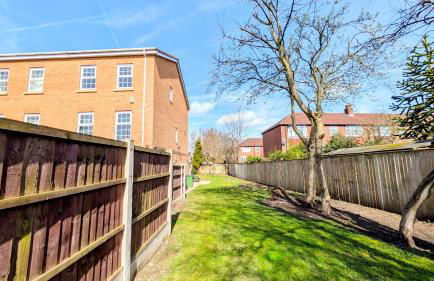 Charming Townhome Retreat, close to Manchester - Photo 4