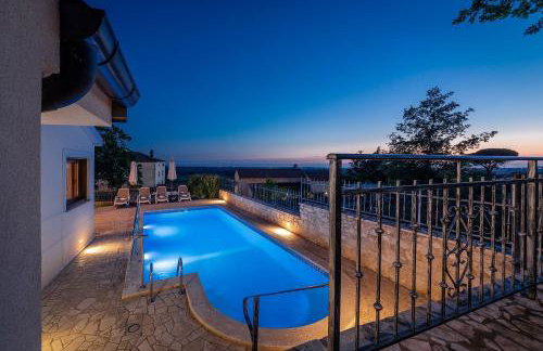 Einzigartige Villa mit Salzwasserpool, Panoramablick, Bikes, Trampolin, Tischtennis - Foto 36