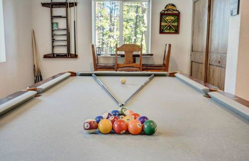 Rustic cabin charm w/ hot tub, arcade basketball - Foto 7