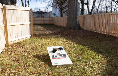 Birdsong Bungalow - Hot Tub, Game Room, Fire Pit - Foto 47