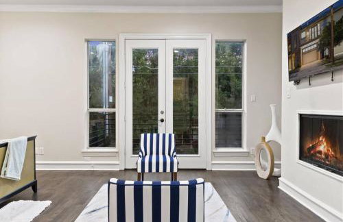 Luxury Oak Lawn Home | Game Room, Parking, Balcony - Foto 15