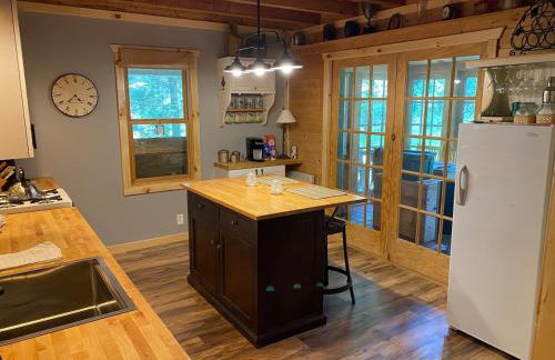 Cabin in the woods with fire pit and porch - Foto 16