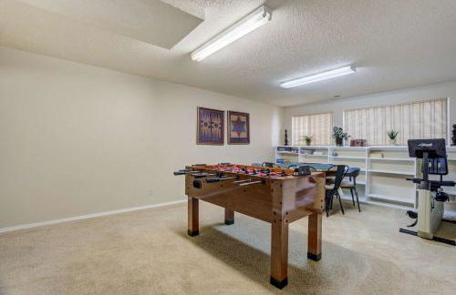 Deep Blue Spacious Escape w Hot Tub & Playground - Foto 45