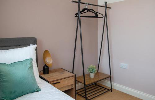 3x Bed Elegant House with Private Parking - Photo 8