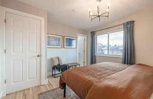 Light-filled retreat w hot tub & firepit - Foto 24