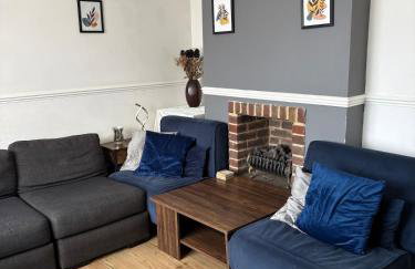 3-bedroom family home with large garden and free parking - Foto 1