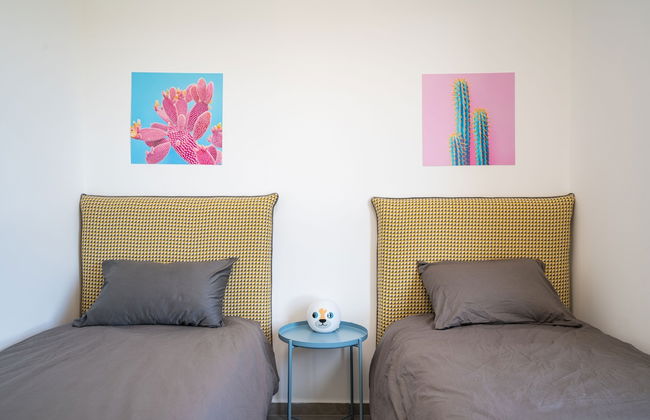 Sunlit Balcony & Coastal Charm by Sea N' Rent - Foto 10