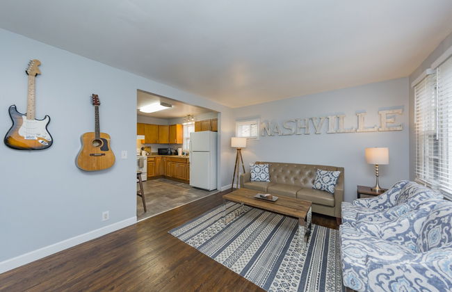 Savor the Homey Vibe at a Chilled Nest Five Min Downtown - Foto 17