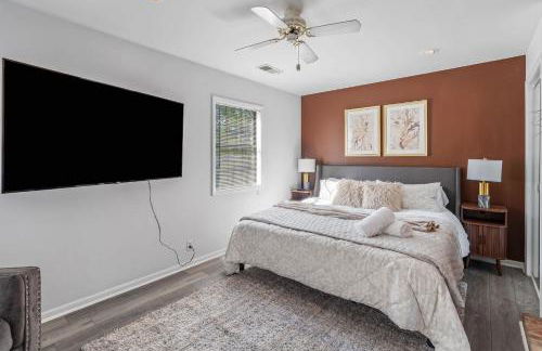 New Renovated 5BD Home with Hot Tub Sauna & Game Rm - Foto 58