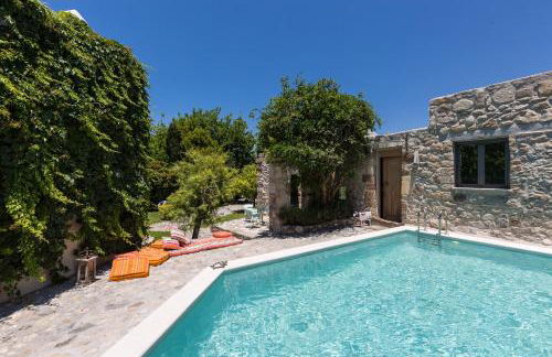 Muazzo Creta Stone House, Nature Escape with Pool, By ThinkVilla - Foto 1