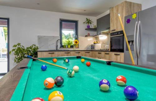 Four Bedroom Holiday House Mali Raj with Pool - Photo 27