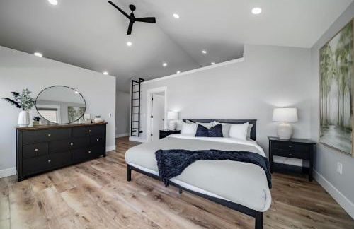 Spacious 3BR Home Sleeps 8 Private Backyard - Foto 24