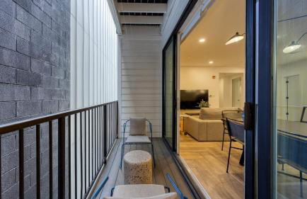 Dual Bachelor Pads w/ Rooftop Lounge & Games Sleeps 26 5 Min to Broadway - Foto 89
