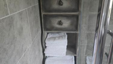 Oak Cottage with private log fired hot tub - Foto 3, towels