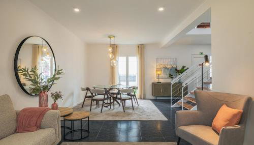 Modern 3BR Home, AC in All Rooms, Walk to 2 Beaches, Private Patio, Washer & Dryer - Photo 1