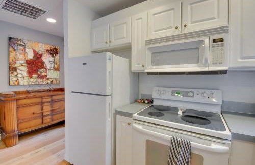 Central 4-Acre Cottage with Deck Walk to Bay! - Foto 10