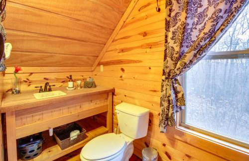Hot Tub and Fire Pit Wooded Cabin Near DeSoto Park! - Foto 14
