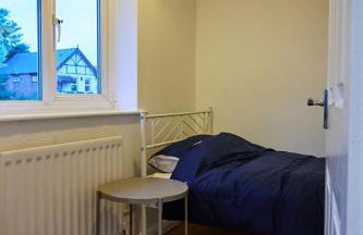 Stylish Wembley Home with Hot Tub, Parking & Garden - Foto 11