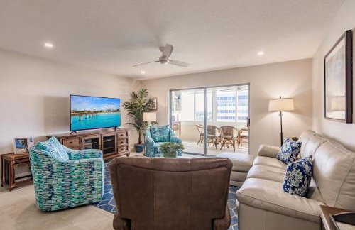 1055-607 Pond View High Rise with Remodeled Kitchen - Foto 15