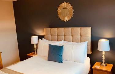 2 bedroom house walking distance to city centre WITH FREE PARKING - Photo 3