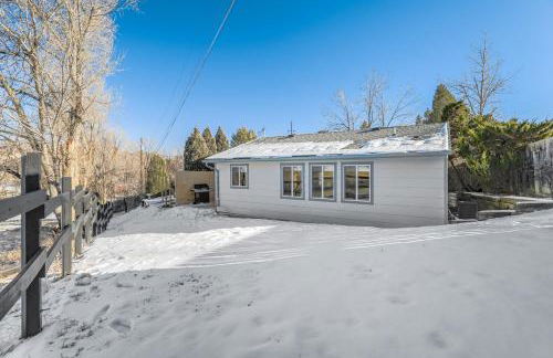 Secluded Westside Cottage - King Bed, Hot Tub, Views, Near Parks and Trails! - Foto 48