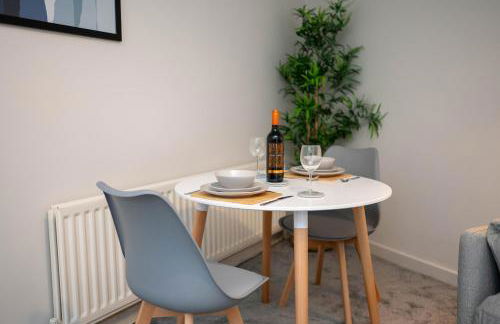 #34 Two bed apt Private Parking Stylish & homely - Photo 32