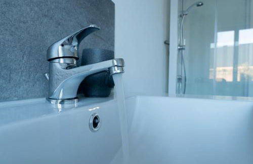 CitizenHouse Anzin - 4 Studios - 15 à 36m2 - Jardin - Terrasse - Accès autonome - WiFi - Netflix - Foto 30