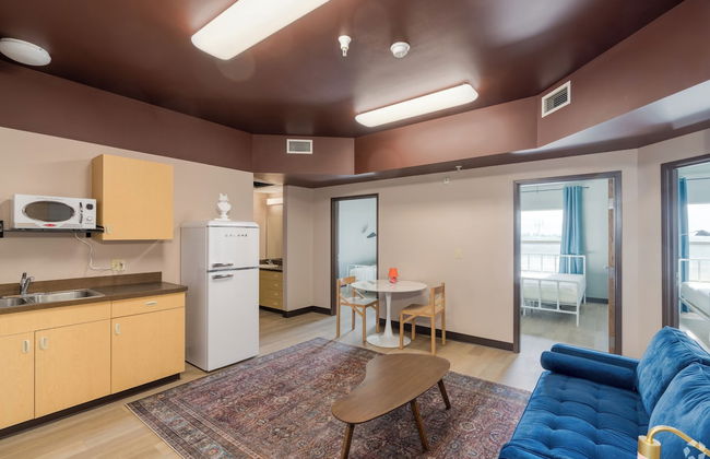 Brewster Hall - Photo 9