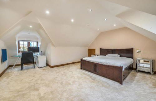Kingswood 6 Bed Mansion, Tennis Court and Cinema - Foto 31