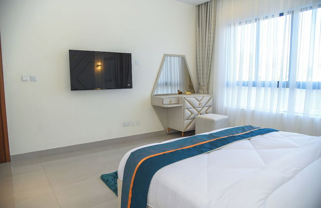 Mira Heights Suite & Conferencing - Photo 3