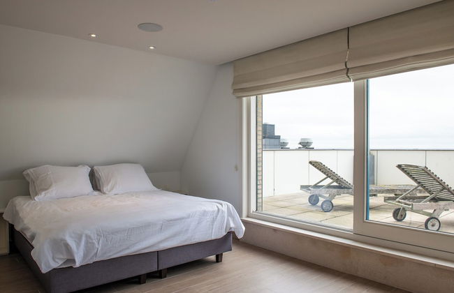 Spacious Seaside Apartment - Photo 4