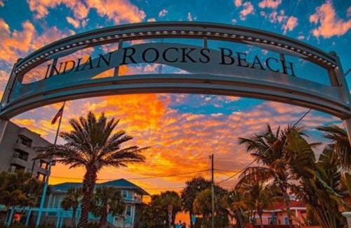 Beautiful Sunsets just Steps from Beach with King Bed and Queen Sleeper Sofa - Foto 27