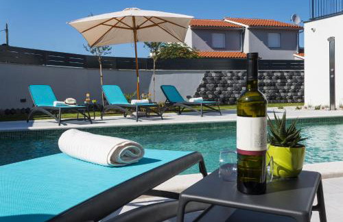 Modern 3-bedroom villa with a private pool - Photo 18