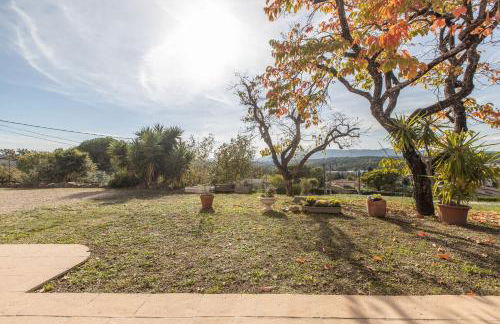 LB Vacation Rentals I Quiet Large 3-Bedroom Apartment with Terrace, Garden & Incredible Mountain View - Foto 1