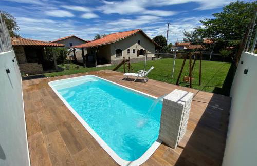 Casa com piscina, ar condicionado, campo de futebol e área gourmet a um quarteirão da lagoa de Praia Seca - Foto 1