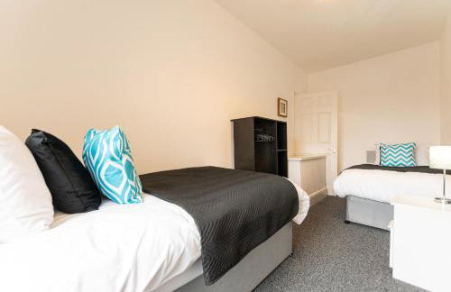 Comfy 2BR Home in Leigh Ideal for Families & Work Stays Sleeps 4 - Photo 7