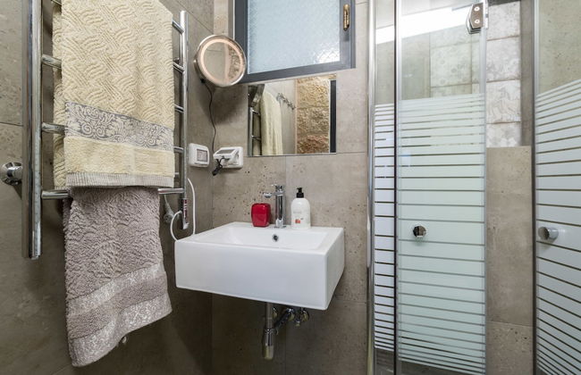 Best Location Jerusalem Stone Apartment - Photo 15