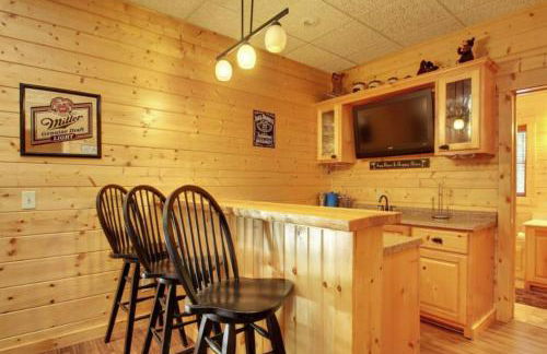 Astounding River View - Outdoor Hot Tub, Volleyball Net, Game Room + More! - Foto 3