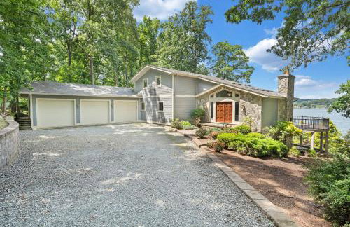 Private Lakefront Oasis - 5 Bedroom, Private Dock, & Firepit - Foto 2