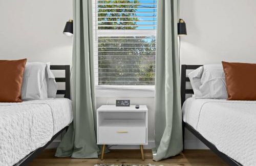 3BR 2BA Derby Home Walk to Churchill Free Parking - Foto 40