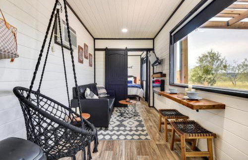 Remote Strawn Container Home with Hot Tub! - Foto 5