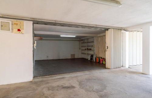 Bright Flat with Balcony & Garage by HostWise - Foto 40