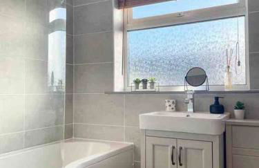 Modern Coastal 2 Bedroom Home to Relax and Unwind - Foto 13