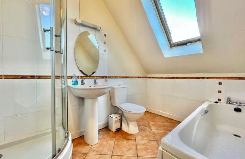 Big 6 Beds Home, Free Private Parking, TV, Garden - Foto 16