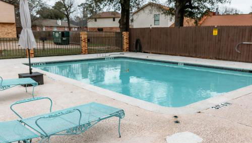 Rest Easy Retreat - 2BR Near SHSU - Pool - WiFi - Free Parking - Foto 3